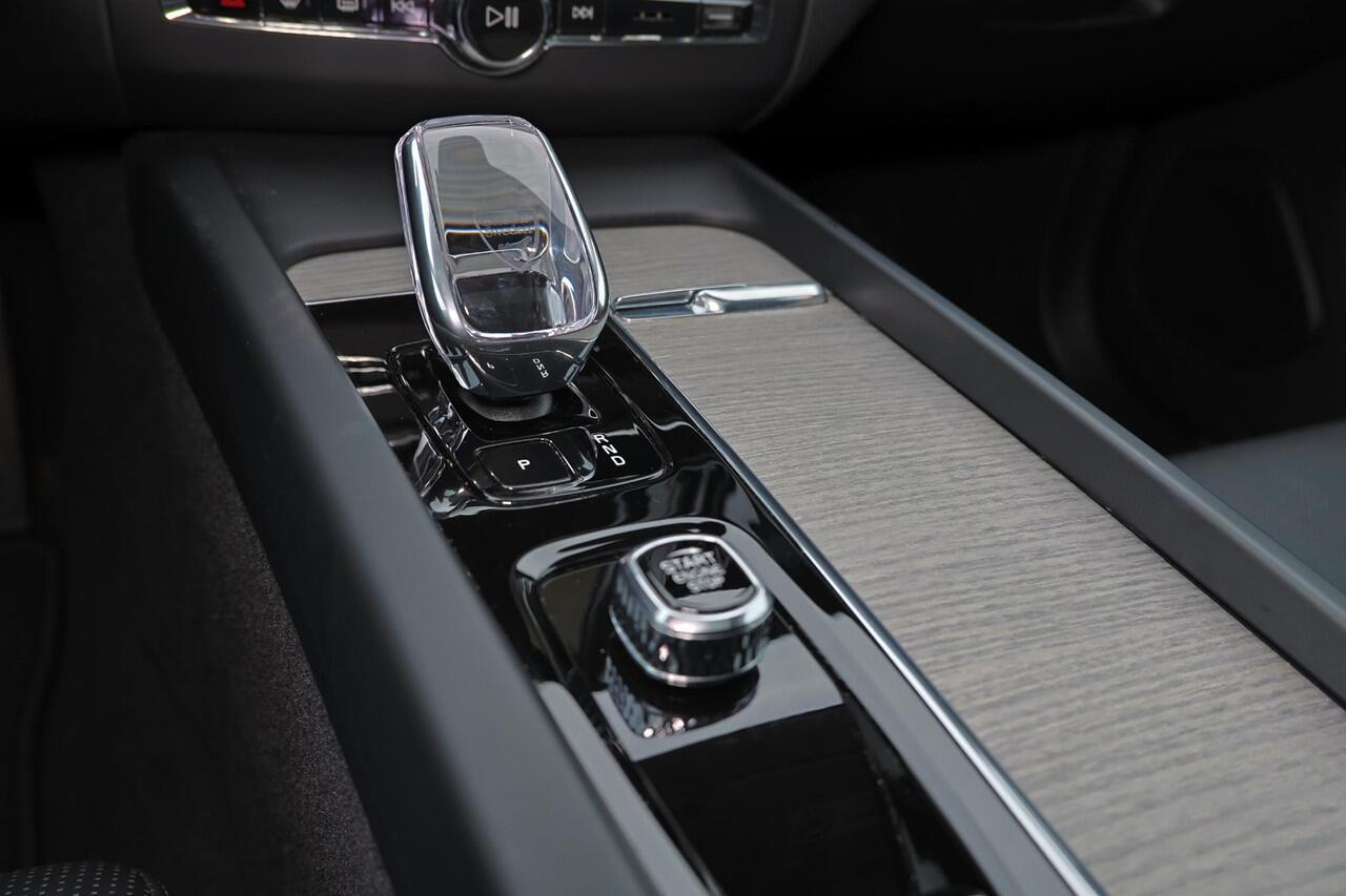 Volvo XC60 T8 Recharge AWD Ultra Dark - Luchtvering - Panorama/schuifdak - IntelliSafe Assist & Surround - 360º Camera - Bowers & Wilkins audio - Adaptieve LED koplampen - Verwarmde voorstoelen, stuur & achterbank - Parkeersensoren voor & achter - Elektr. bedienb. v