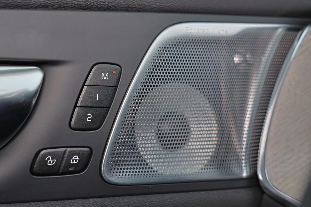 Volvo XC60 T8 Recharge AWD Ultra Dark - Luchtvering - Panorama/schuifdak - IntelliSafe Assist & Surround - 360º Camera - Bowers & Wilkins audio - Adaptieve LED koplampen - Verwarmde voorstoelen, stuur & achterbank - Parkeersensoren voor & achter - Elektr. bedienb. v