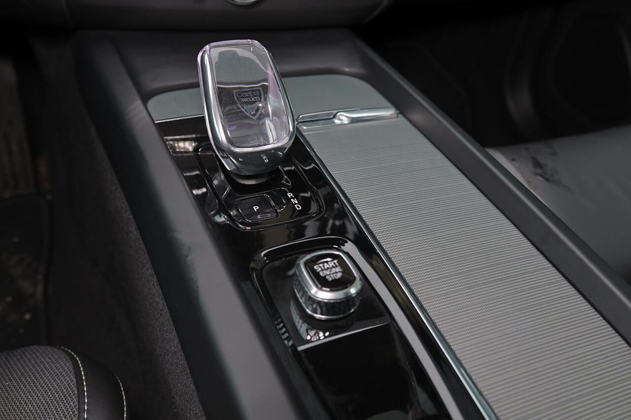 Volvo XC60 T8 Recharge AWD Plus Black Edition - Panorama/schuifdak - IntelliSafe Assist & Surround - 360º Camera - Harman/Kardon audio - Adaptieve LED koplampen - Verwarmde voorstoelen, stuur & achterbank - Parkeersensoren voor & achter - Elektr. bedienb. voorstoele