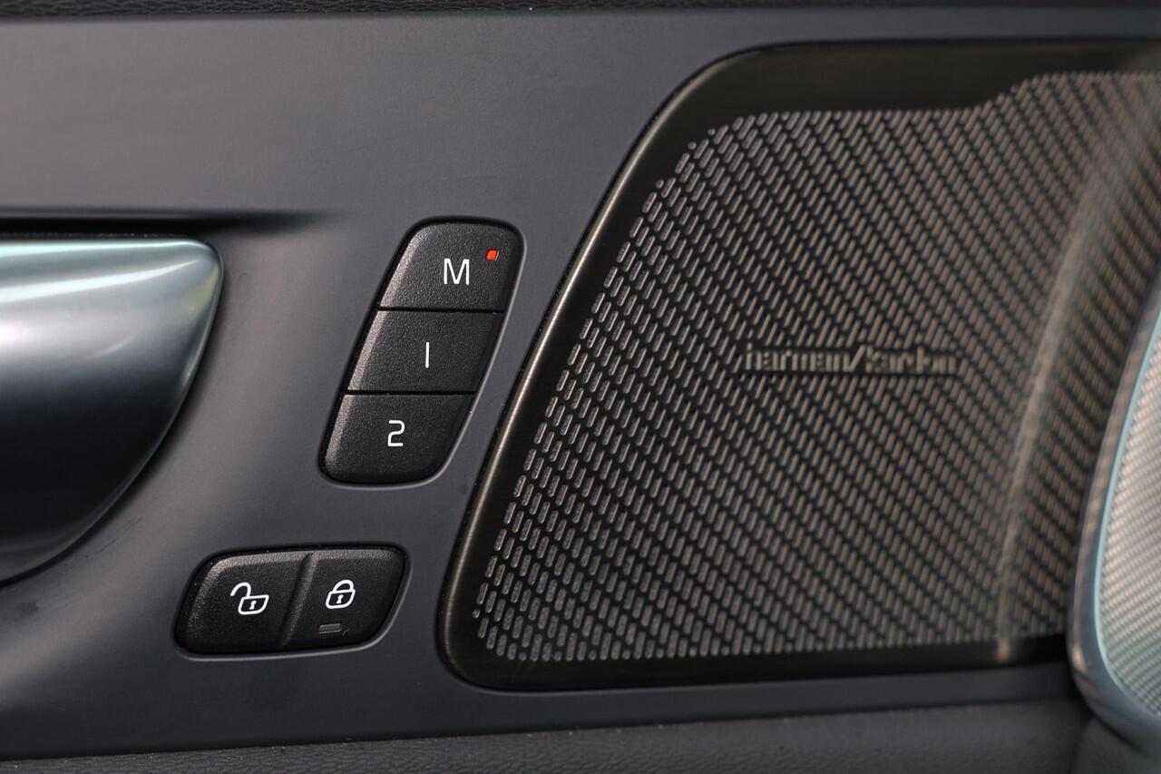 Volvo XC60 T8 Recharge AWD Plus Black Edition - Panorama/schuifdak - IntelliSafe Assist & Surround - 360º Camera - Harman/Kardon audio - Adaptieve LED koplampen - Verwarmde voorstoelen, stuur & achterbank - Parkeersensoren voor & achter - Elektr. bedienb. voorstoele