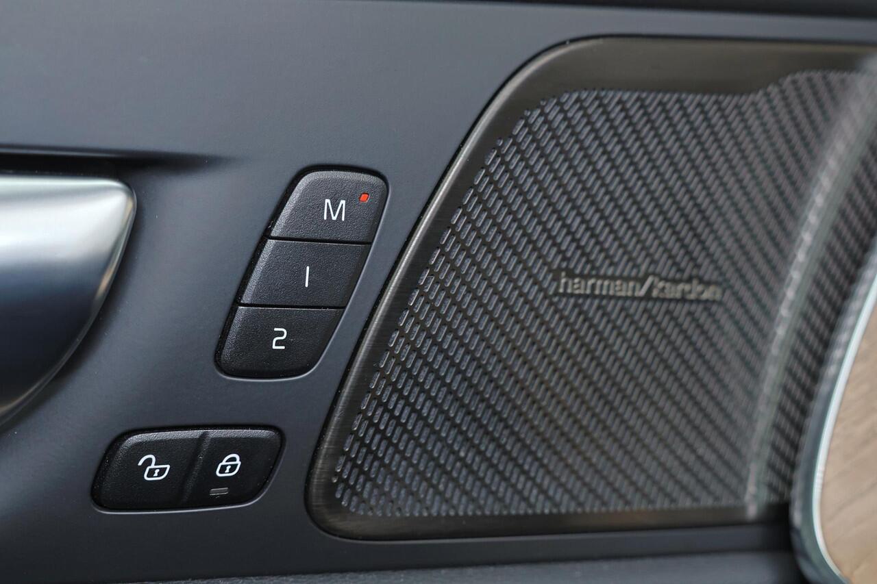 Volvo XC60 T6 Recharge AWD Plus Dark - Panorama/schuifdak - IntelliSafe Assist & Surround - Harman/Kardon audio - Parkeercamera achter - Verwarmde voorstoelen, stuur & achterbank - Parkeersensoren voor & achter - Elektr. bedienb. voorstoelen met geheugen - Draadloze