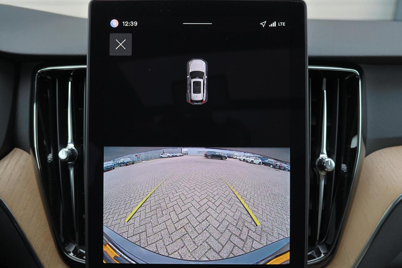 Volvo XC60 T6 Recharge AWD Plus Dark - Panorama/schuifdak - IntelliSafe Assist & Surround - Harman/Kardon audio - Parkeercamera achter - Verwarmde voorstoelen, stuur & achterbank - Parkeersensoren voor & achter - Elektr. bedienb. voorstoelen met geheugen - Draadloze