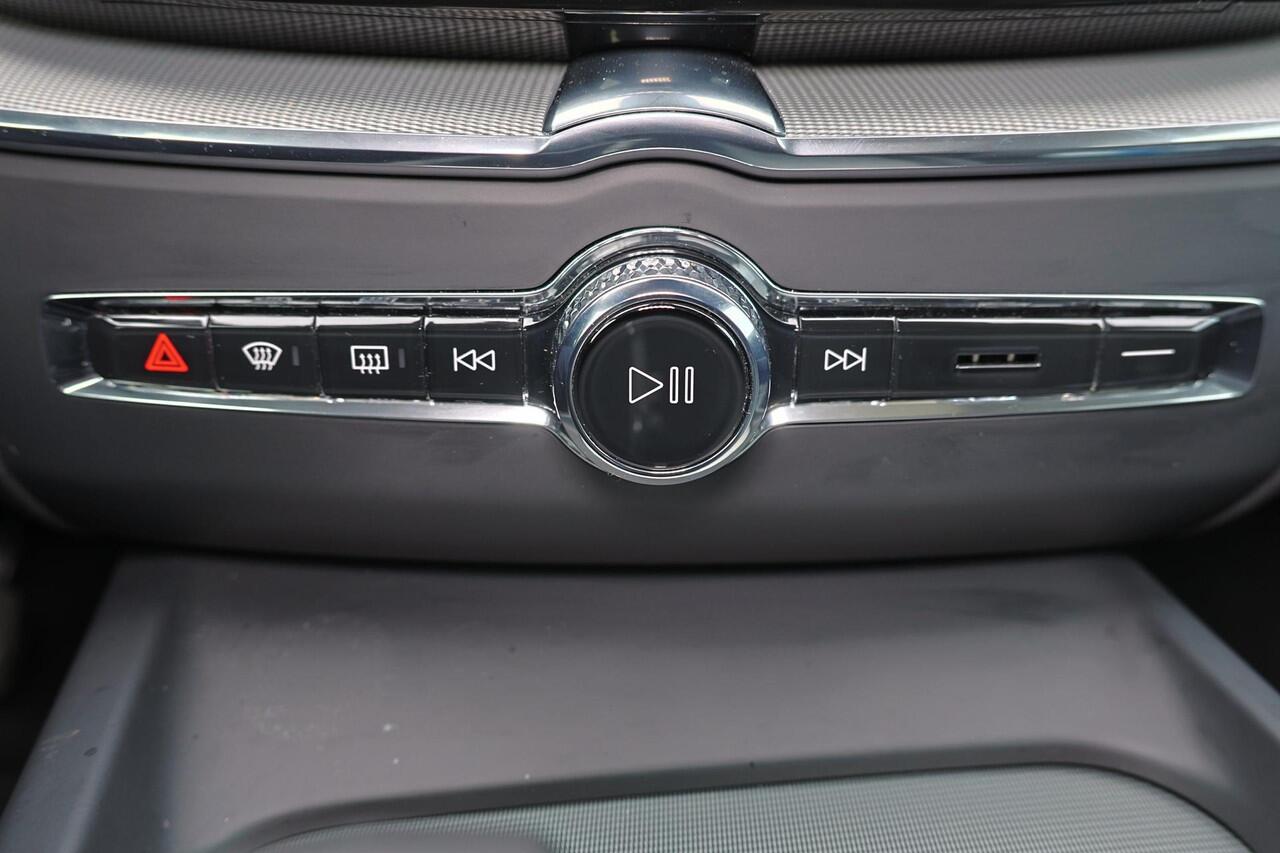 Volvo XC60 T6 Recharge AWD Plus Bright - Panorama/schuifdak - IntelliSafe Assist & Surround - 360º Camera - Harman/Kardon audio - Adaptieve LED koplampen - Verwarmde voorstoelen, stuur & achterbank - Parkeersensoren voor & achter - Elektr. bedienb. voorstoelen met g