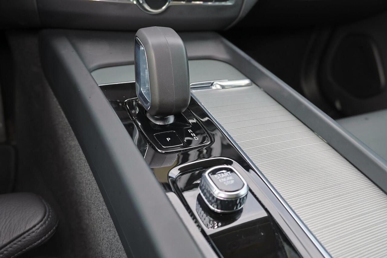 Volvo XC60 T6 Recharge AWD Plus Bright - Panorama/schuifdak - IntelliSafe Assist & Surround - 360º Camera - Harman/Kardon audio - Adaptieve LED koplampen - Verwarmde voorstoelen, stuur & achterbank - Parkeersensoren voor & achter - Elektr. bedienb. voorstoelen met g