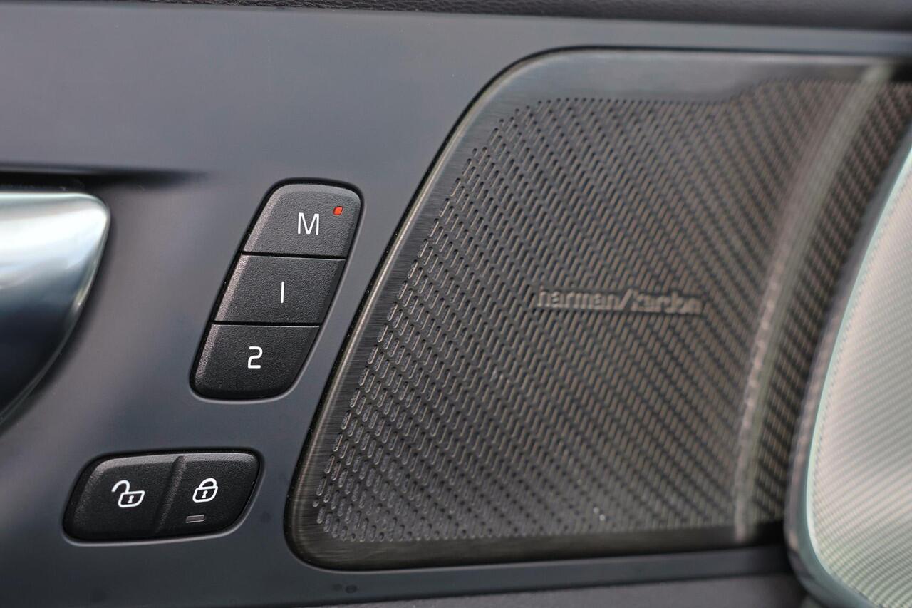 Volvo XC60 T6 Recharge AWD Plus Bright - Panorama/schuifdak - IntelliSafe Assist & Surround - 360º Camera - Harman/Kardon audio - Adaptieve LED koplampen - Verwarmde voorstoelen, stuur & achterbank - Parkeersensoren voor & achter - Elektr. bedienb. voorstoelen met g