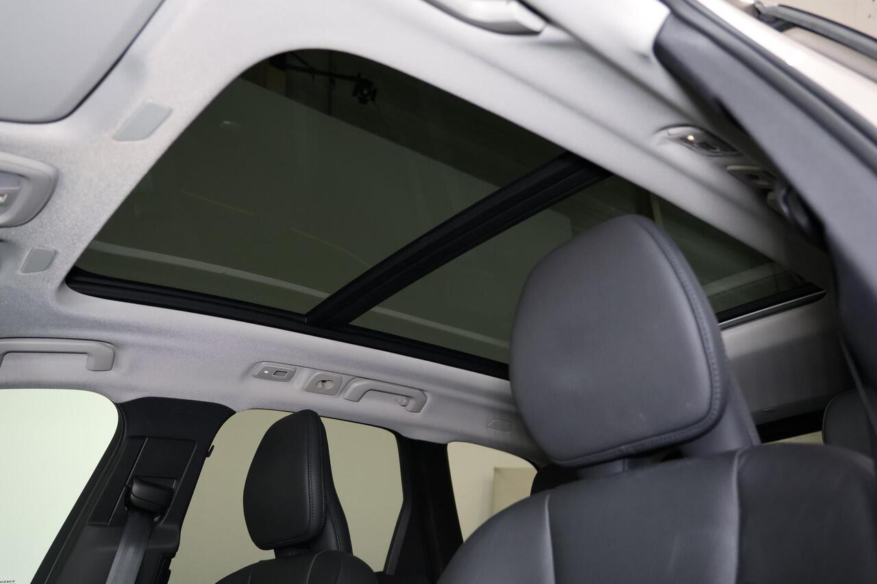 Volvo XC60 T6 Recharge AWD Plus Bright - Panorama/schuifdak - IntelliSafe Assist & Surround - 360º Camera - Harman/Kardon audio - Adaptieve LED koplampen - Verwarmde voorstoelen, stuur & achterbank - Parkeersensoren voor & achter - Elektr. bedienb. voorstoelen met g