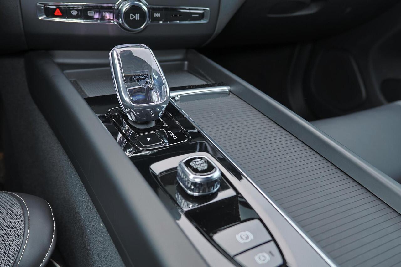 Volvo XC60 T6 Recharge AWD Plus Black Edition - IntelliSafe Assist & Surround - 22" 5-Dubbel Spaaks Glossy Black / Diamond Cut velgen - Harman/Kardon audio - Adaptieve LED koplampen - Parkeercamera achter - Verwarmde voorstoelen, stuur & achterbank - Parkeersensoren