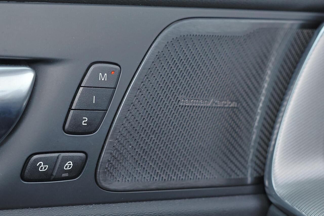 Volvo XC60 T6 Recharge AWD Plus Black Edition - IntelliSafe Assist & Surround - 22" 5-Dubbel Spaaks Glossy Black / Diamond Cut velgen - Harman/Kardon audio - Adaptieve LED koplampen - Parkeercamera achter - Verwarmde voorstoelen, stuur & achterbank - Parkeersensoren