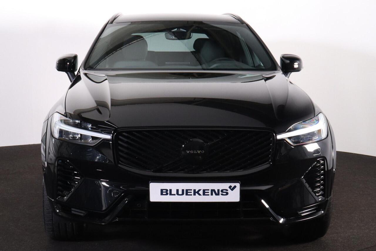 Volvo XC60 T6 Recharge AWD Plus Black Edition - IntelliSafe Assist & Surround - 22" 5-Dubbel Spaaks Glossy Black / Diamond Cut velgen - Harman/Kardon audio - Adaptieve LED koplampen - Parkeercamera achter - Verwarmde voorstoelen, stuur & achterbank - Parkeersensoren