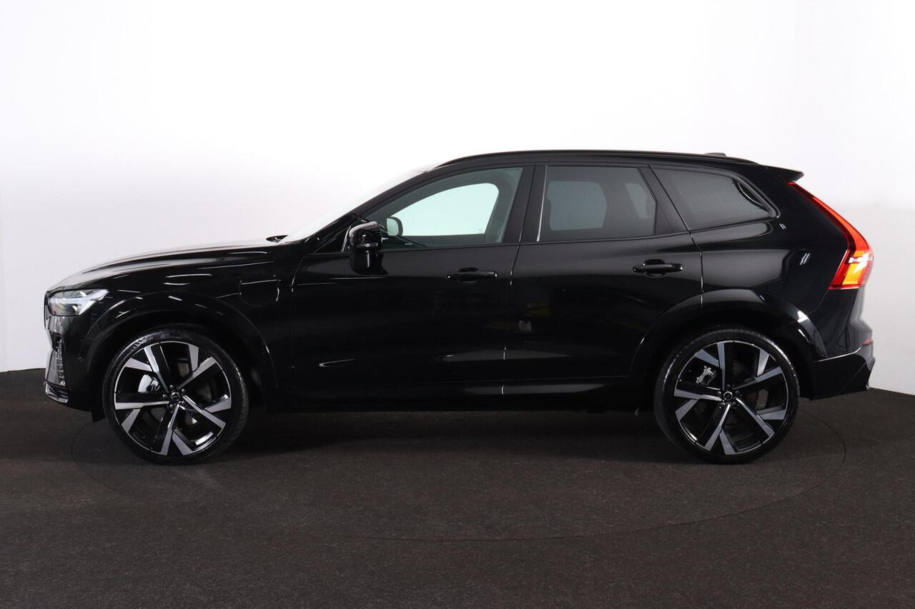Volvo XC60 T6 Recharge AWD Plus Black Edition - IntelliSafe Assist & Surround - 22" 5-Dubbel Spaaks Glossy Black / Diamond Cut velgen - Harman/Kardon audio - Adaptieve LED koplampen - Parkeercamera achter - Verwarmde voorstoelen, stuur & achterbank - Parkeersensoren