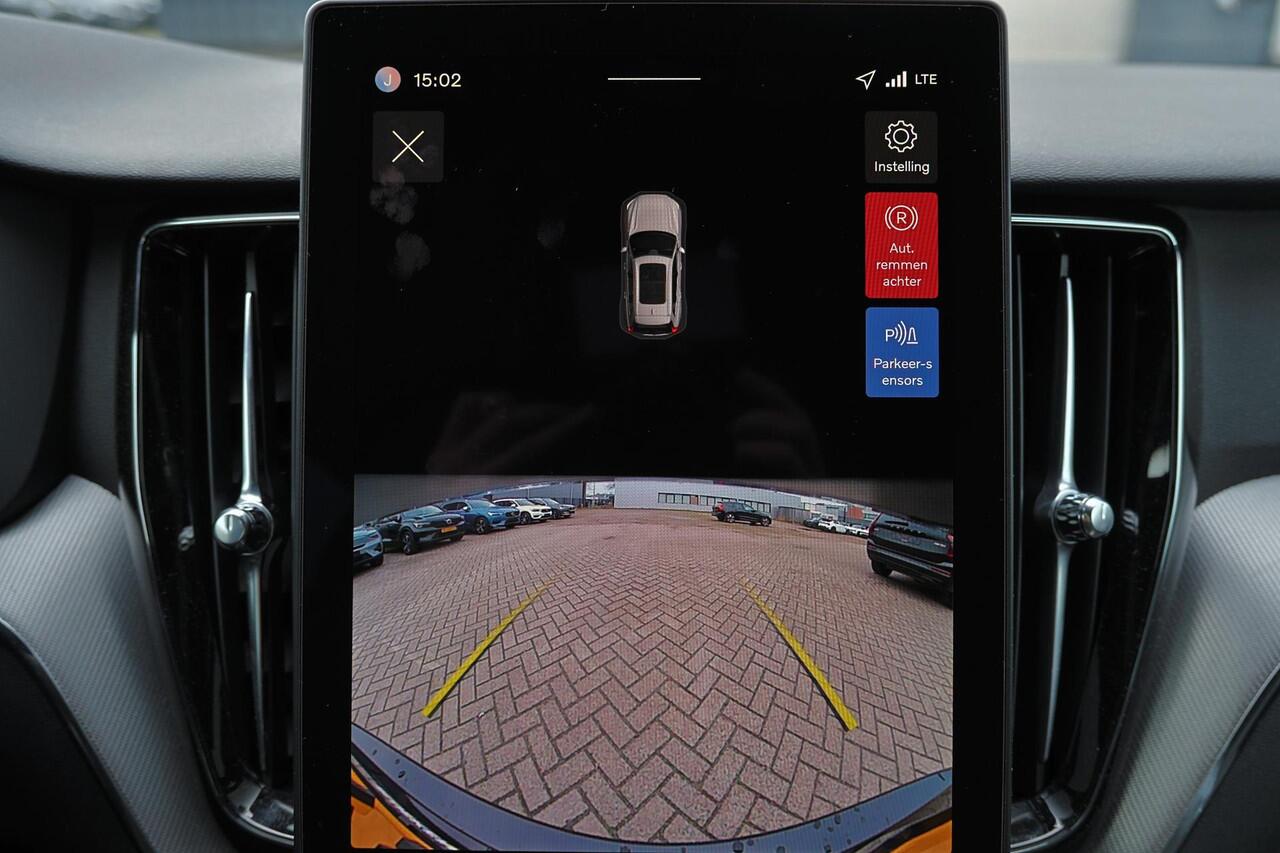 Volvo XC60 T6 Recharge AWD Plus Black Edition - IntelliSafe Assist & Surround - 22" 5-Dubbel Spaaks Glossy Black / Diamond Cut velgen - Harman/Kardon audio - Adaptieve LED koplampen - Parkeercamera achter - Verwarmde voorstoelen, stuur & achterbank - Parkeersensoren