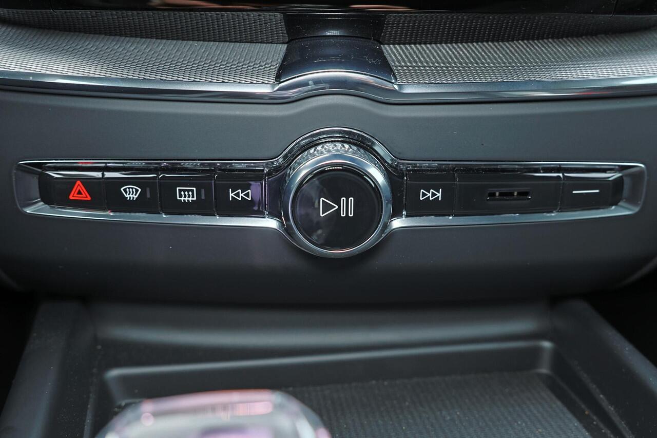 Volvo XC60 T6 Recharge AWD Plus Black Edition - IntelliSafe Assist & Surround - 22" 5-Dubbel Spaaks Glossy Black / Diamond Cut velgen - Harman/Kardon audio - Adaptieve LED koplampen - Parkeercamera achter - Verwarmde voorstoelen, stuur & achterbank - Parkeersensoren