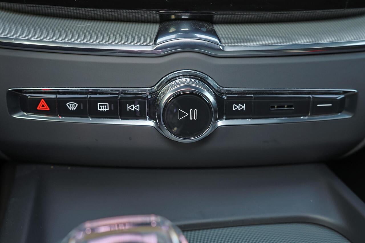 Volvo XC60 T8 Recharge AWD Ultra Black Edition - Luchtvering - Panorama/schuifdak - 360º Camera - Bowers & Wilkins audio - Adaptieve LED koplampen - Verwarmde voorstoelen, stuur & achterbank - Parkeersensoren voor & achter - Elektr. bedienb. voorstoelen met geheugen