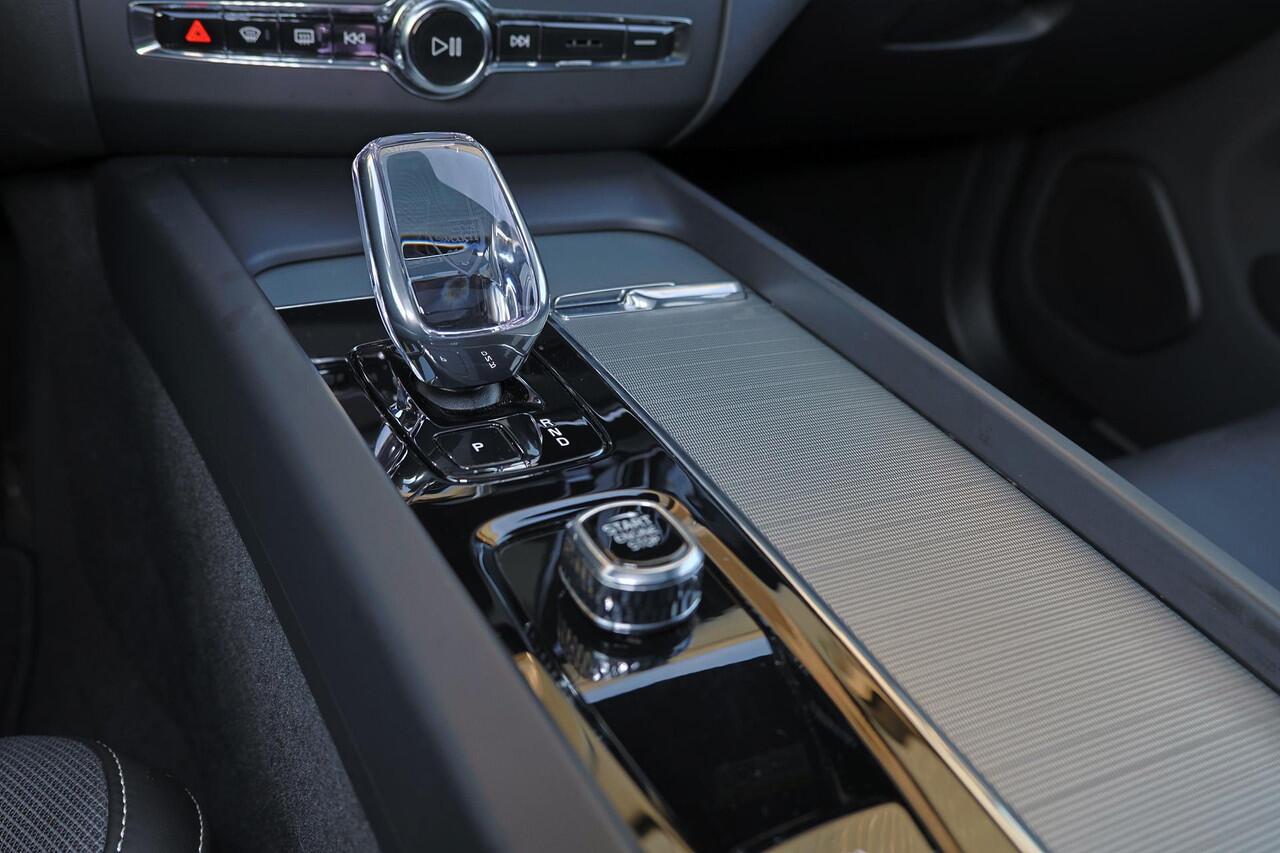 Volvo XC60 T8 Recharge AWD Ultra Black Edition - Luchtvering - Panorama/schuifdak - 360º Camera - Bowers & Wilkins audio - Adaptieve LED koplampen - Verwarmde voorstoelen, stuur & achterbank - Parkeersensoren voor & achter - Elektr. bedienb. voorstoelen met geheugen