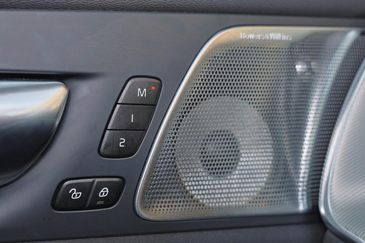 Volvo XC60 T8 Recharge AWD Ultra Black Edition - Luchtvering - Panorama/schuifdak - 360º Camera - Bowers & Wilkins audio - Adaptieve LED koplampen - Verwarmde voorstoelen, stuur & achterbank - Parkeersensoren voor & achter - Elektr. bedienb. voorstoelen met geheugen