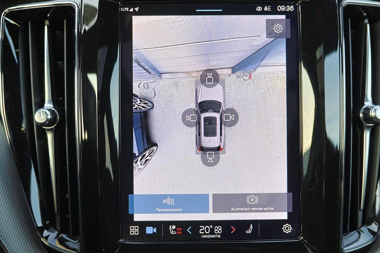 Volvo XC60 T8 Recharge AWD Ultra Black Edition - Luchtvering - Panorama/schuifdak - 360º Camera - Bowers & Wilkins audio - Adaptieve LED koplampen - Verwarmde voorstoelen, stuur & achterbank - Parkeersensoren voor & achter - Elektr. bedienb. voorstoelen met geheugen