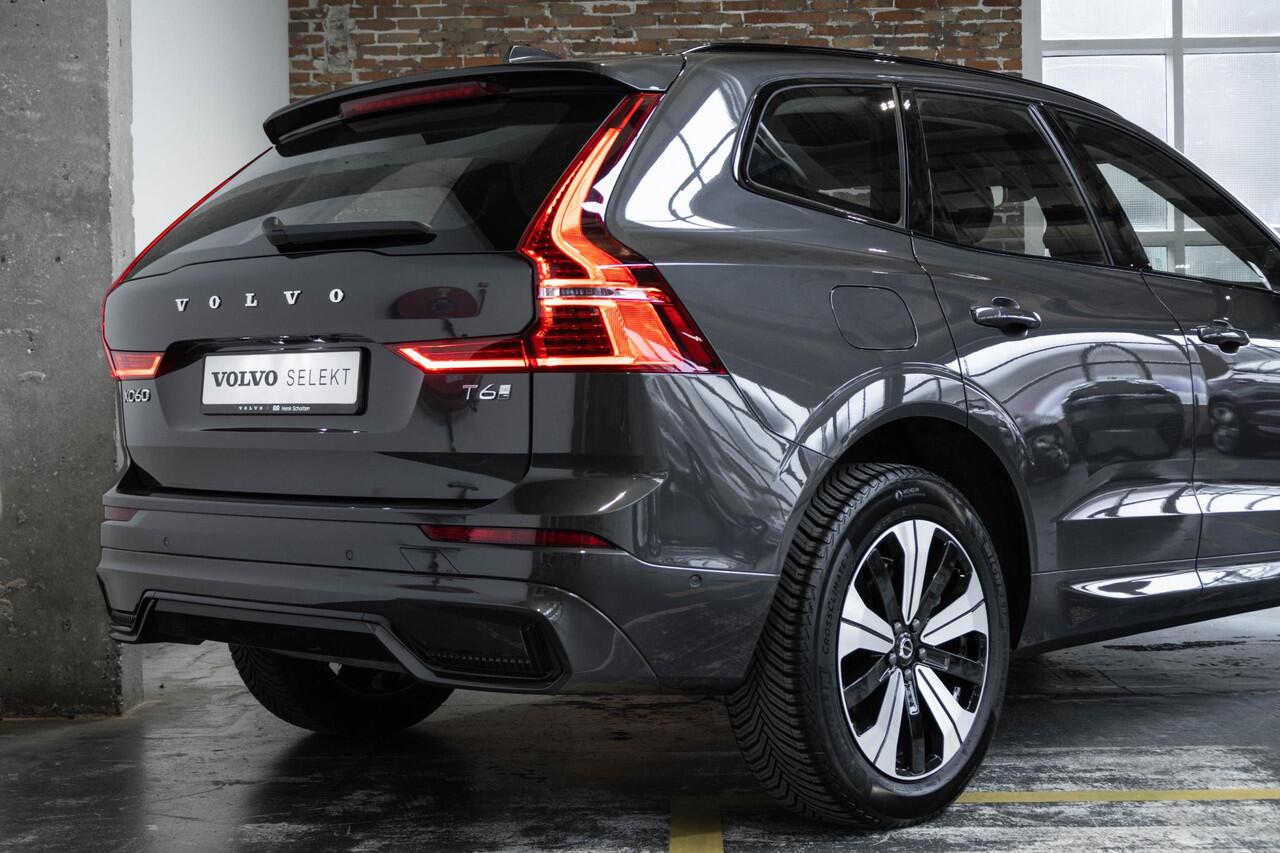 Volvo XC60 T6 Plug-in hybrid AWD Plus Dark | Trekhaak | Verwarmbare voorstoelen+stuurwiel+achterbank | Premium audio by Harman Kardon | Rondom zichtcamera | 19 inch lichtmetalen velgen | Google Infotainment |