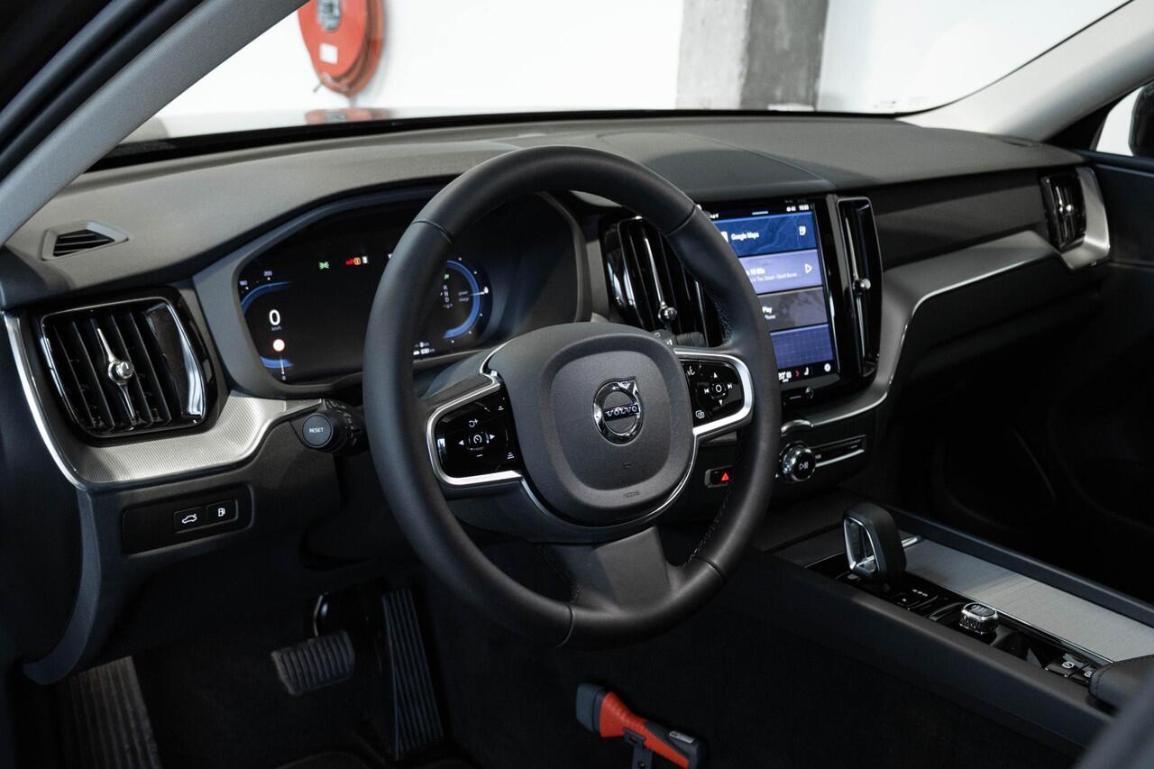 Volvo XC60 T6 Plug-in hybrid AWD Plus Dark | Trekhaak | Verwarmbare voorstoelen+stuurwiel+achterbank | Premium audio by Harman Kardon | Rondom zichtcamera | 19 inch lichtmetalen velgen | Google Infotainment |