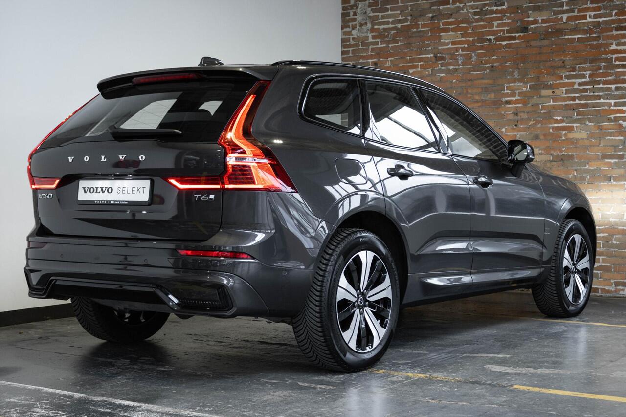 Volvo XC60 T6 Plug-in hybrid AWD Plus Dark | Trekhaak | Verwarmbare voorstoelen+stuurwiel+achterbank | Premium audio by Harman Kardon | Rondom zichtcamera | 19 inch lichtmetalen velgen | Google Infotainment |