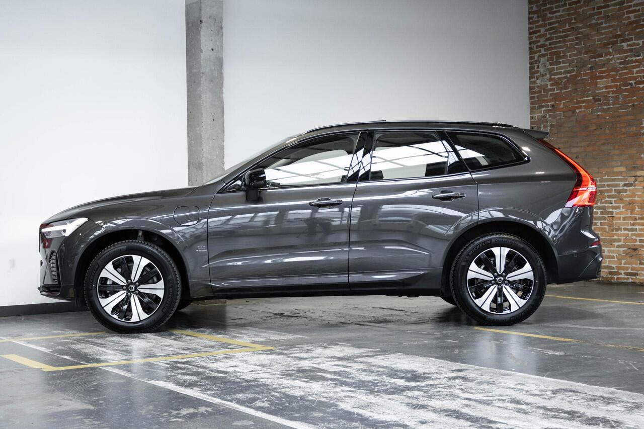 Volvo XC60 T6 Plug-in hybrid AWD Plus Dark | Trekhaak | Verwarmbare voorstoelen+stuurwiel+achterbank | Premium audio by Harman Kardon | Rondom zichtcamera | 19 inch lichtmetalen velgen | Google Infotainment |