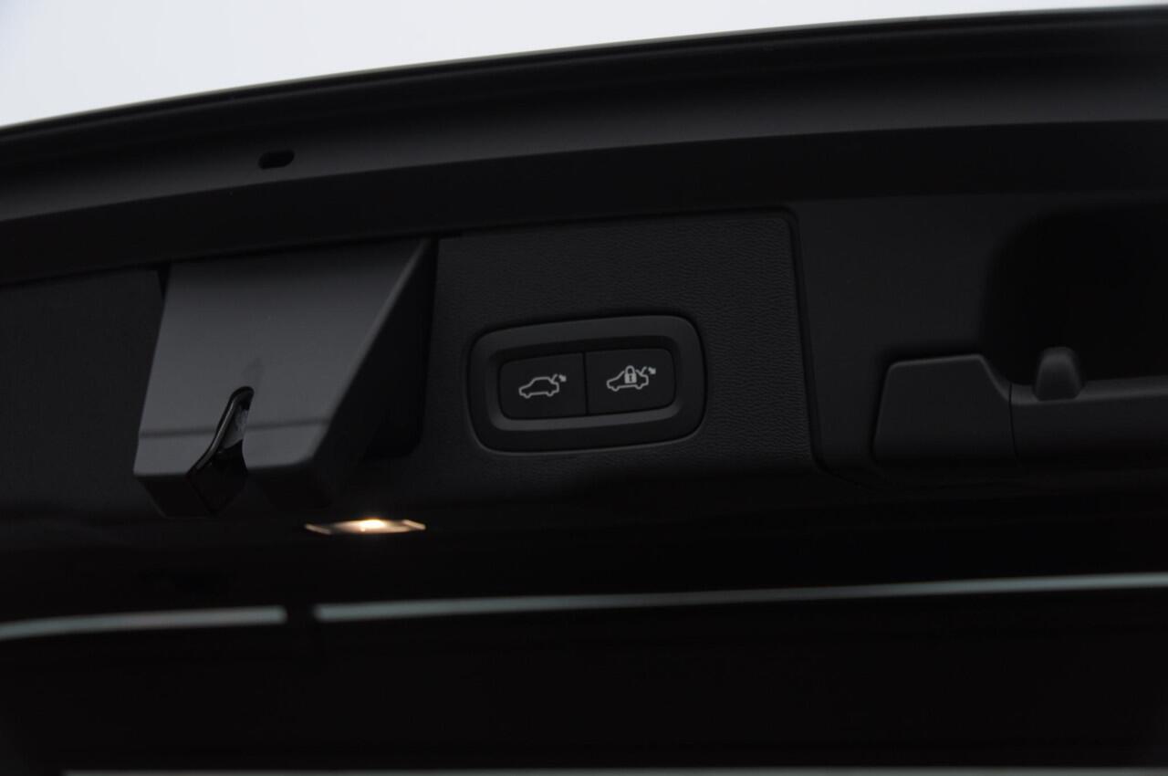 Volvo XC60 T8 455PK Automaat AWD Plus Dark / Adaptieve koplampen / Luchtvering /Adaptieve cruise control / Panoramadak / Apple carplay / Parkeersensoren met 360 camera / Elektrische achterklep / Elektrische stoelen met geheugen / Stoel en stuurwielverwarming