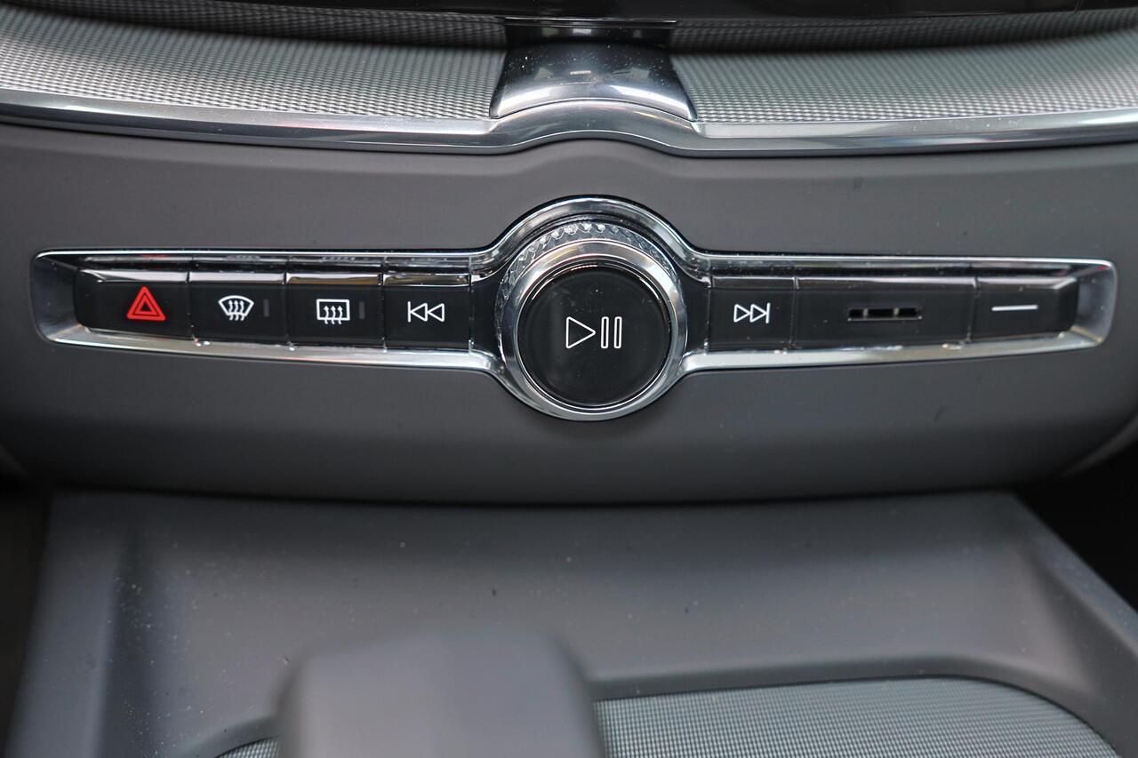 Volvo XC60 T6 Recharge AWD Plus Dark - Panorama/schuifdak - IntelliSafe Assist & Surround - 360º Camera - Verwarmde voorstoelen, stuur & achterbank - Parkeersensoren voor & achter - Elektr. bedienb. voorstoelen met geheugen - Draadloze tel. lader - Extra getint glas