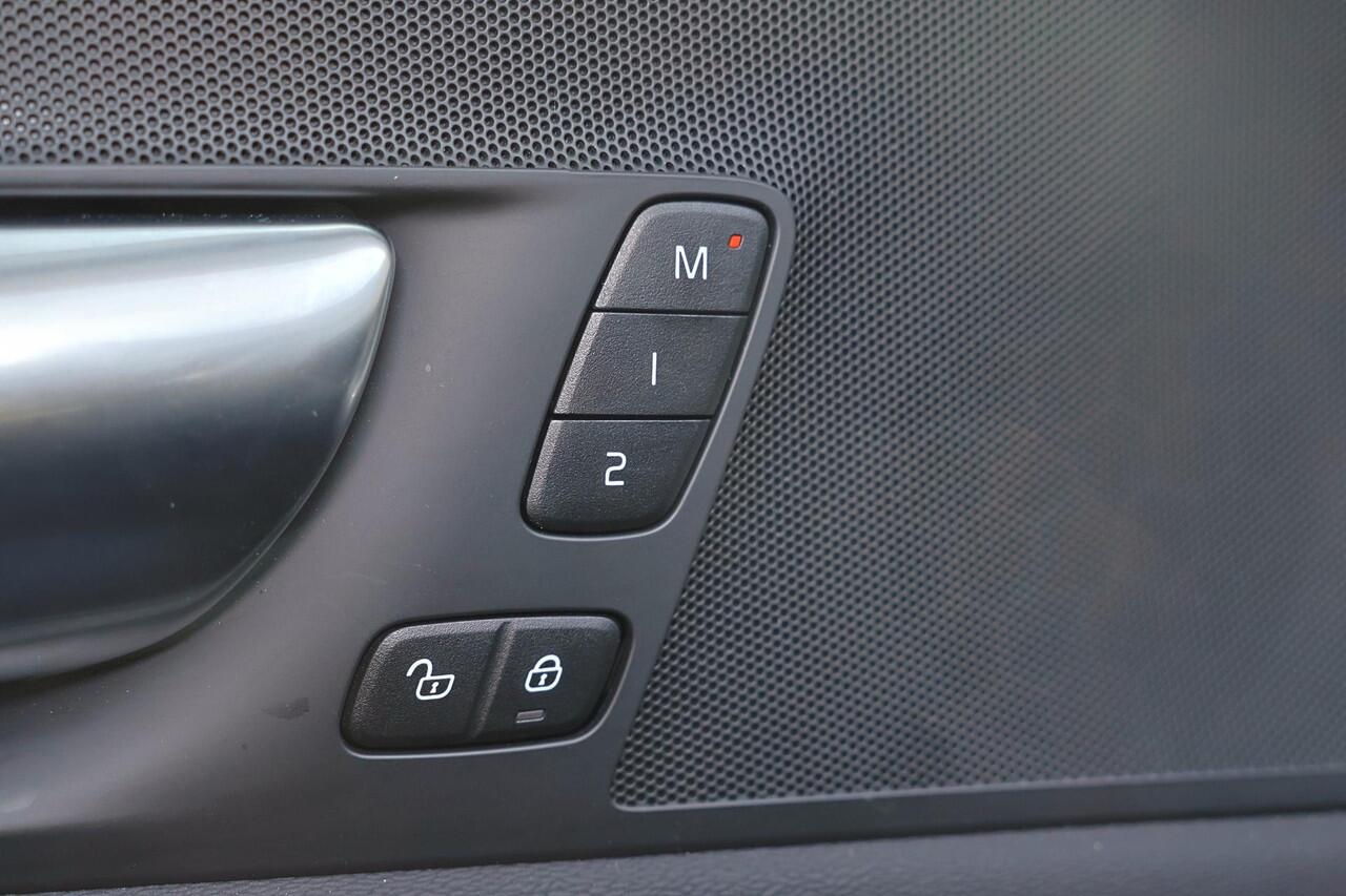 Volvo XC60 T6 Recharge AWD Plus Dark - Panorama/schuifdak - IntelliSafe Assist & Surround - 360º Camera - Verwarmde voorstoelen, stuur & achterbank - Parkeersensoren voor & achter - Elektr. bedienb. voorstoelen met geheugen - Draadloze tel. lader - Extra getint glas