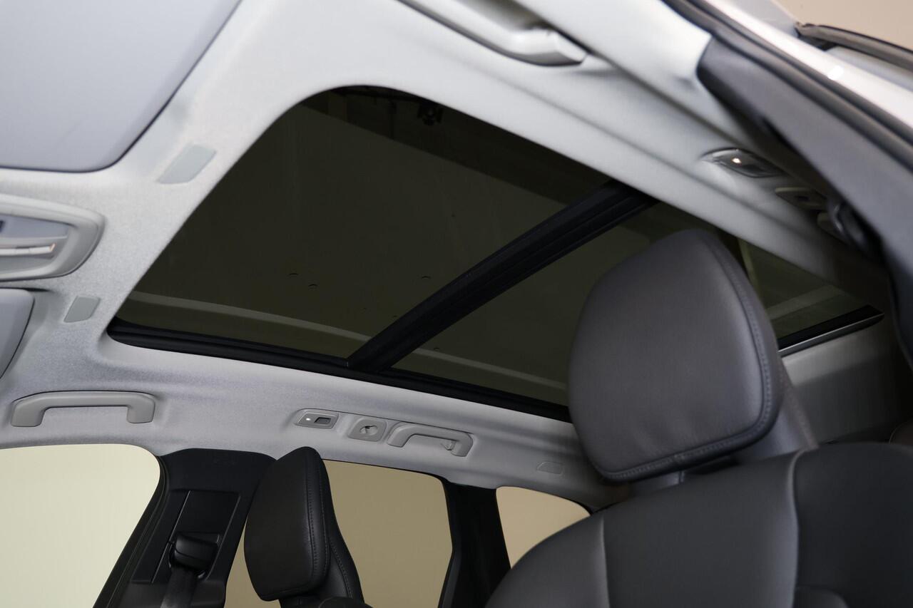 Volvo XC60 T6 Recharge AWD Plus Dark - Panorama/schuifdak - IntelliSafe Assist & Surround - 360º Camera - Verwarmde voorstoelen, stuur & achterbank - Parkeersensoren voor & achter - Elektr. bedienb. voorstoelen met geheugen - Draadloze tel. lader - Extra getint glas