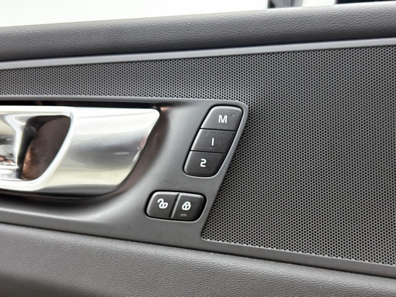 Volvo XC60 2.0 T6 AWD Plus Dark | Trekhaak | 360° Camera |