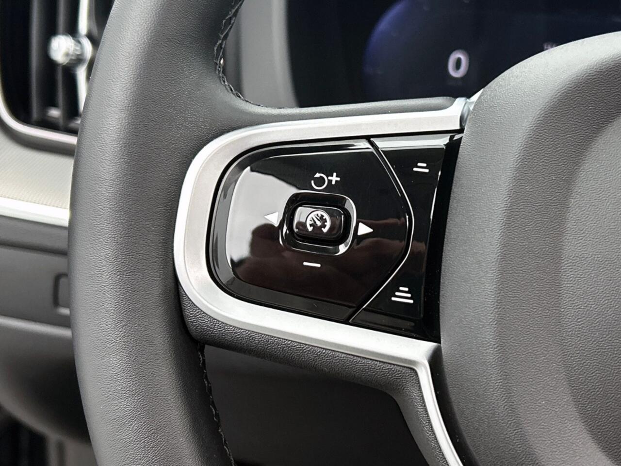 Volvo XC60 2.0 T6 AWD Plus Dark | Trekhaak | 360° Camera |