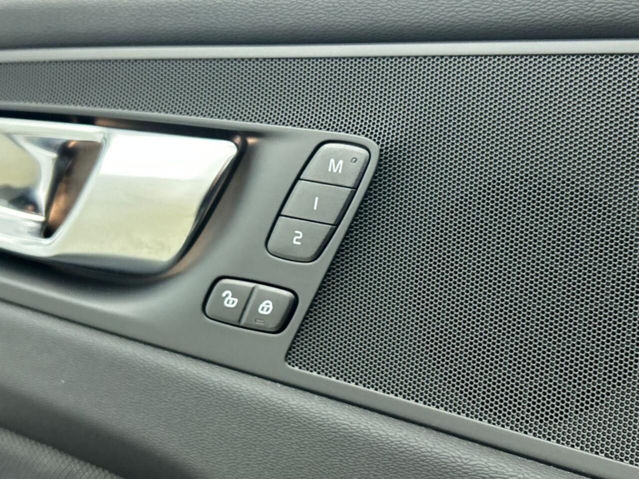 Volvo XC60 2.0 T6 AWD Plus Black Edition | Panorama dak | Blis | Rijklaar!