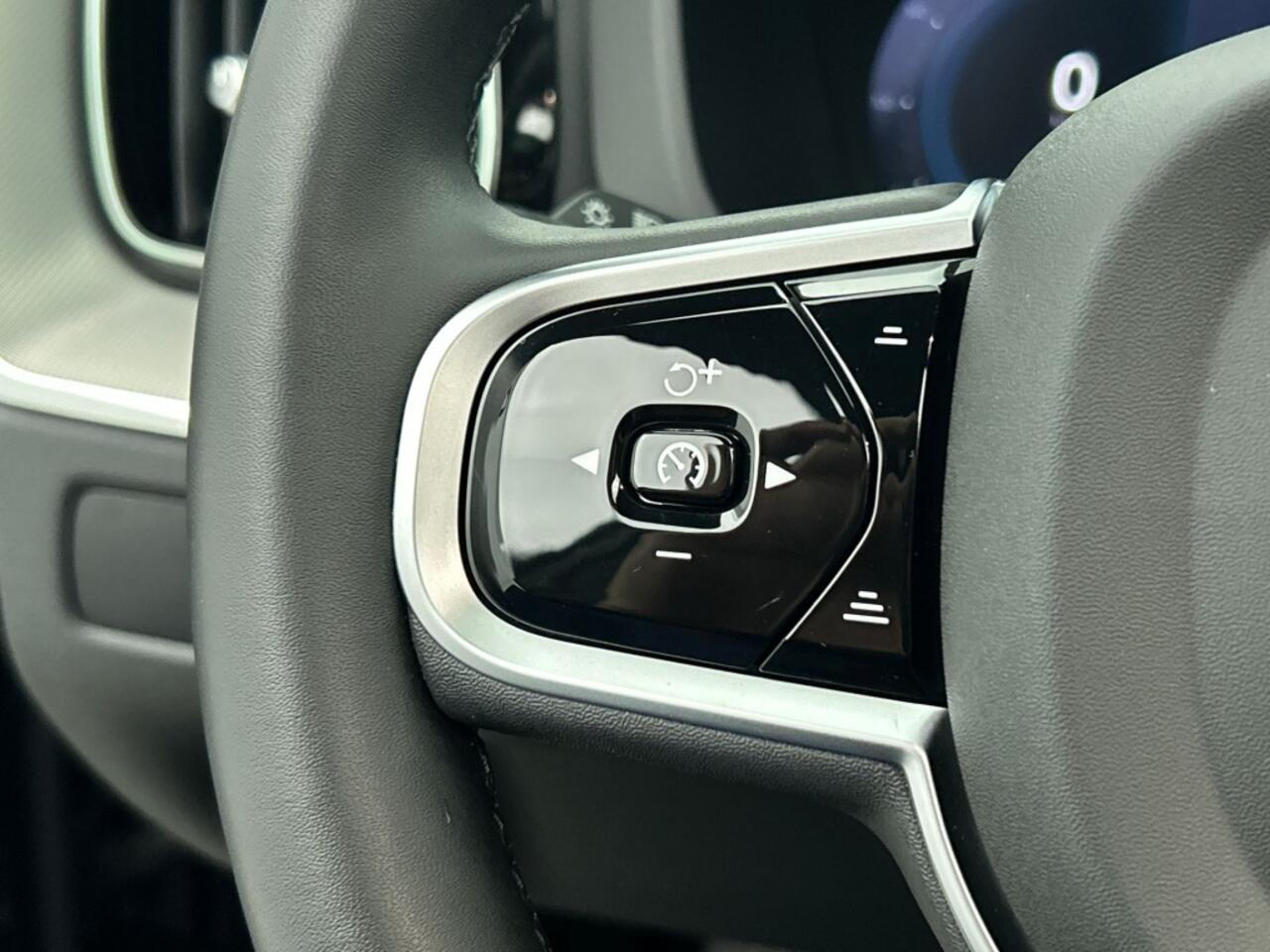 Volvo XC60 2.0 T6 AWD Plus Black Edition | Panorama dak | Blis | Rijklaar!