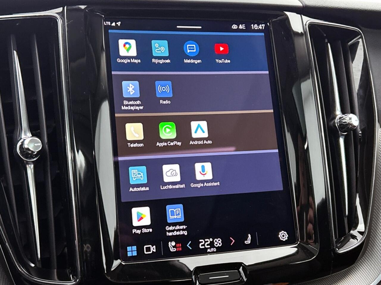 Volvo XC60 2.0 T6 AWD Plus Dark | Leder | Panorama dak | Trekhaak |