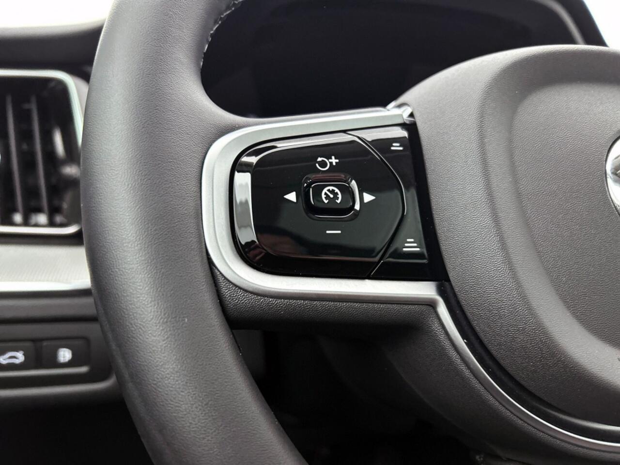 Volvo XC60 2.0 T6 AWD Plus Dark | Leder | Panorama dak | Trekhaak |