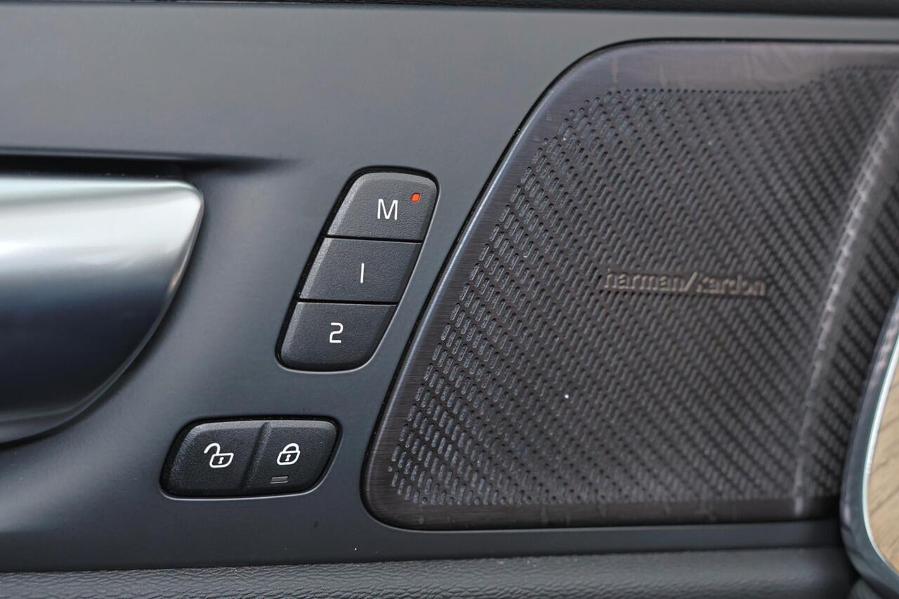 Volvo XC60 T6 Recharge AWD Ultra Dark - Panorama/schuifdak - IntelliSafe Assist & Surround - 360º Camera - Harman/Kardon audio - Adaptieve LED koplampen - Verwarmde voorstoelen, stuur & achterbank - Parkeersensoren voor & achter - Elektr. bedienb. voorstoelen met ge