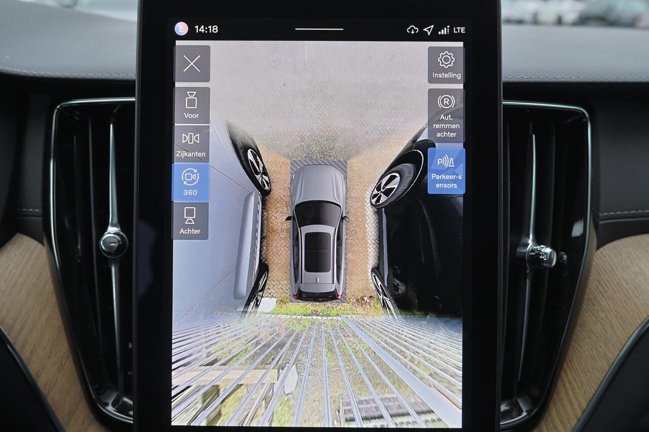 Volvo XC60 T6 Recharge AWD Ultra Dark - Panorama/schuifdak - IntelliSafe Assist & Surround - 360º Camera - Harman/Kardon audio - Adaptieve LED koplampen - Verwarmde voorstoelen, stuur & achterbank - Parkeersensoren voor & achter - Elektr. bedienb. voorstoelen met ge