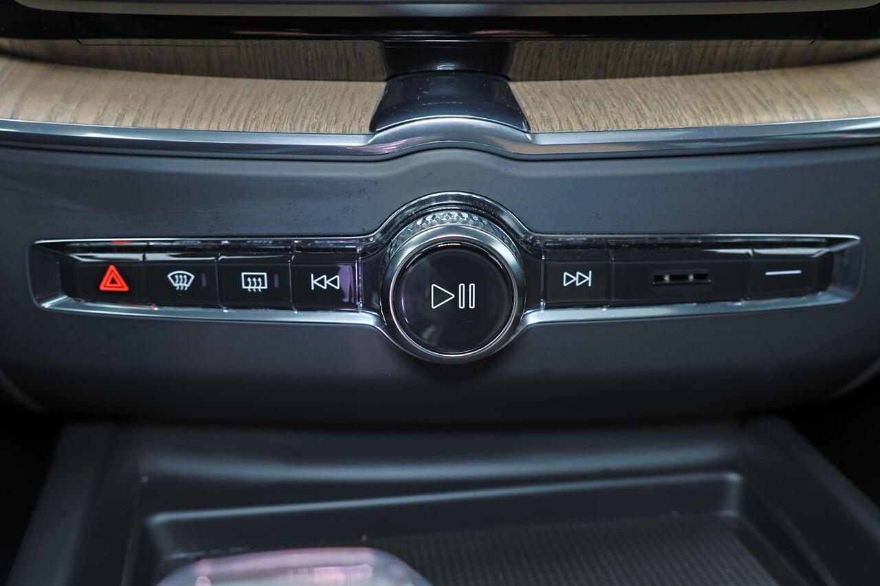 Volvo XC60 T6 Recharge AWD Ultra Dark - Panorama/schuifdak - IntelliSafe Assist & Surround - 360º Camera - Harman/Kardon audio - Adaptieve LED koplampen - Verwarmde voorstoelen, stuur & achterbank - Parkeersensoren voor & achter - Elektr. bedienb. voorstoelen met ge