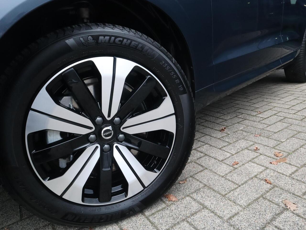 Volvo XC60 2.0 T6 Plug-in hybrid AWD Plus Dark | 360-camera | Schuif/kantel dak | Trekhaak |