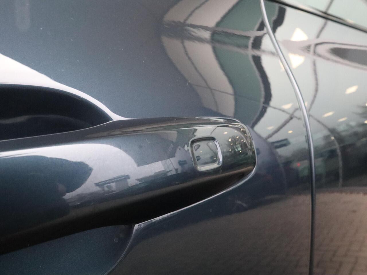 Volvo XC60 2.0 T6 Plug-in hybrid AWD Plus Dark | 360-camera | Schuif/kantel dak | Trekhaak |