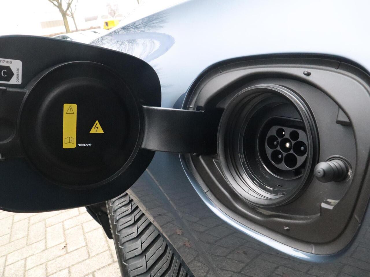 Volvo XC60 2.0 T6 Plug-in hybrid AWD Plus Dark | 360-camera | Schuif/kantel dak | Trekhaak |