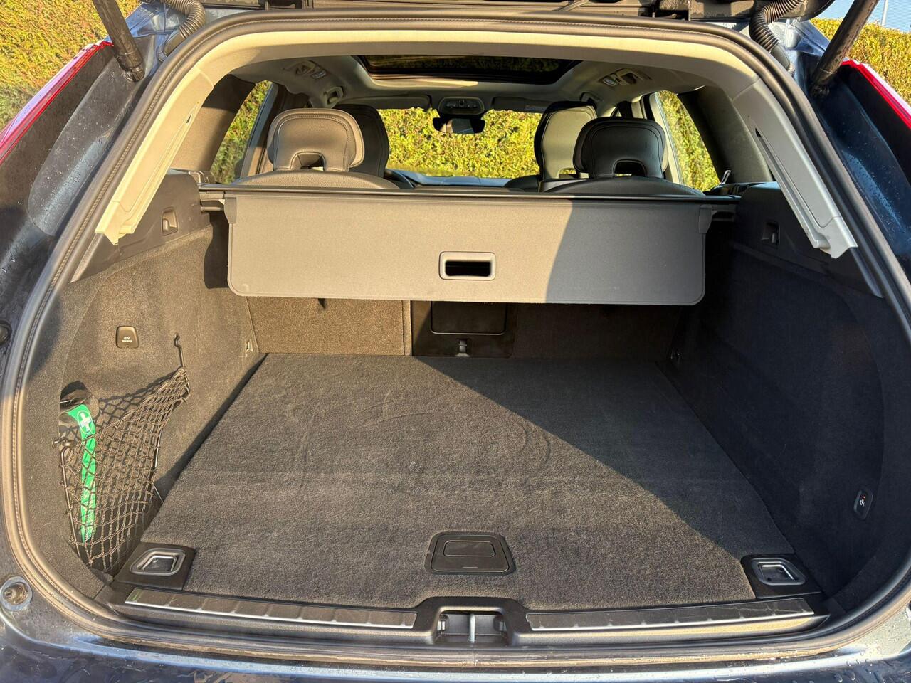 Volvo XC60 2.0 T6 Plug-in hybrid AWD Plus Dark | Panoramadak | Trekhaak | 360 Camera | Stoel & Stuur Verwarming |