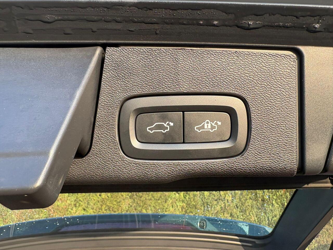 Volvo XC60 2.0 T6 Plug-in hybrid AWD Plus Dark | Panoramadak | Trekhaak | 360 Camera | Stoel & Stuur Verwarming |