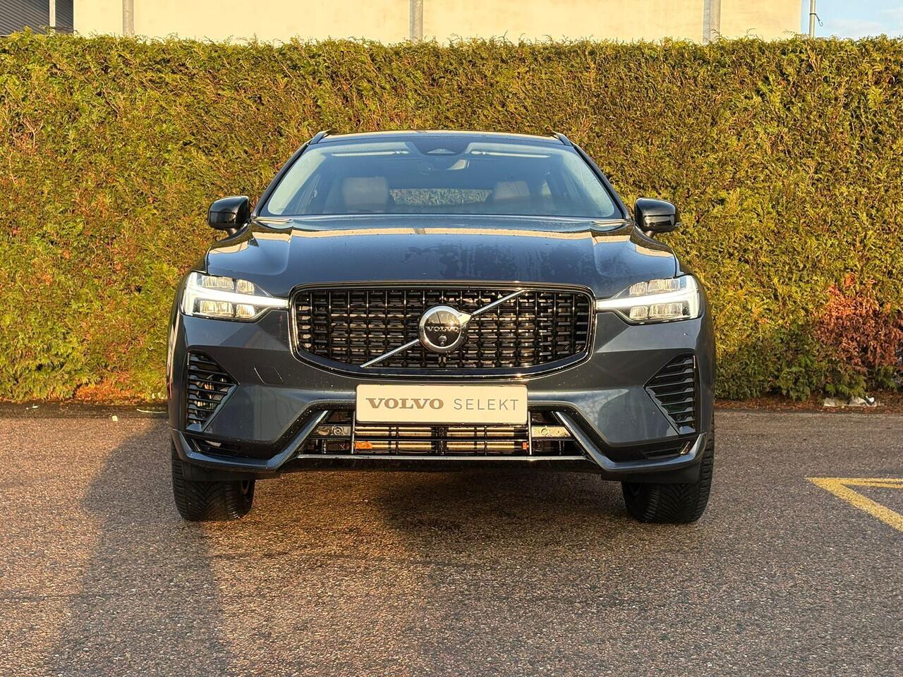 Volvo XC60 2.0 T6 Plug-in hybrid AWD Plus Dark | Panoramadak | Trekhaak | 360 Camera | Stoel & Stuur Verwarming |