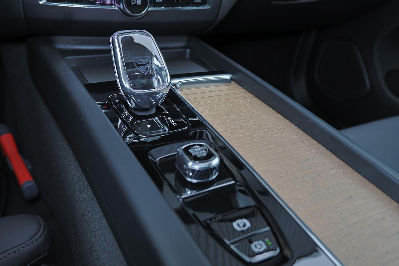 Volvo XC60 T6 Recharge AWD Ultra Dark - Luchtvering - Panorama/schuifdak - IntelliSafe Assist & Surround - 360º Camera - Harman/Kardon audio - Adaptieve LED koplampen - Verwarmde voorstoelen, stuur & achterbank - Parkeersensoren voor & achter - Elektr. bedienb. voor