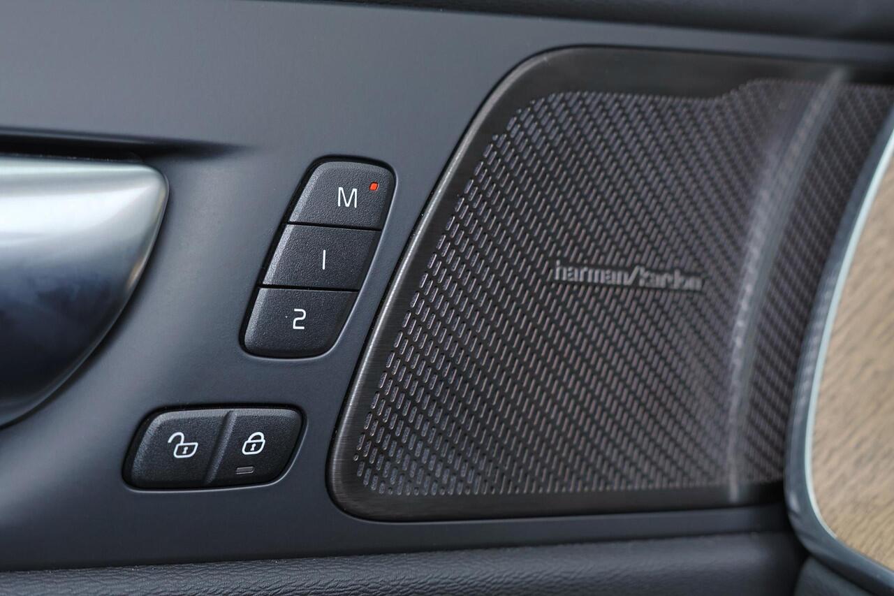 Volvo XC60 T6 Recharge AWD Ultra Dark - Luchtvering - Panorama/schuifdak - IntelliSafe Assist & Surround - 360º Camera - Harman/Kardon audio - Adaptieve LED koplampen - Verwarmde voorstoelen, stuur & achterbank - Parkeersensoren voor & achter - Elektr. bedienb. voor