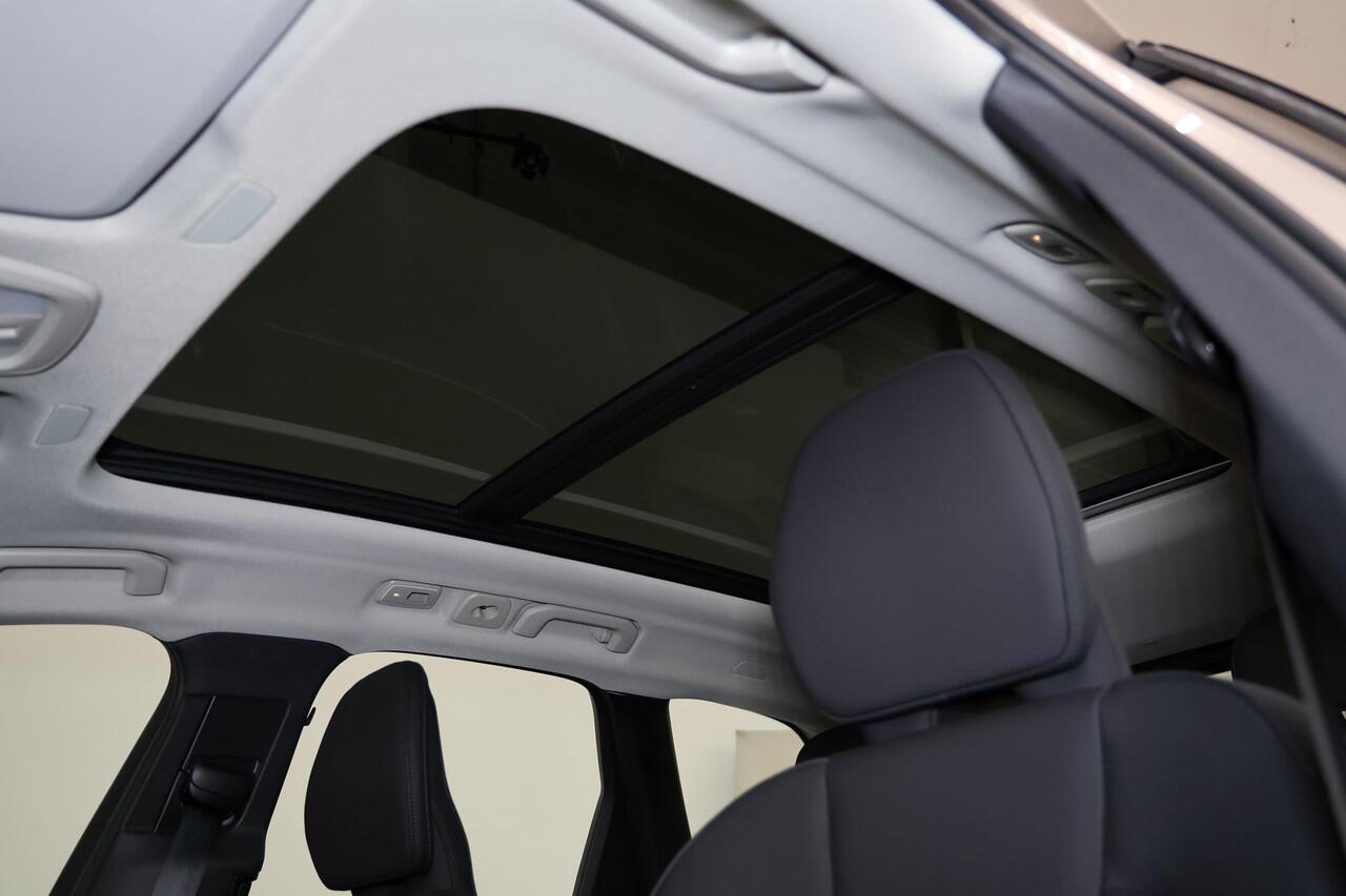 Volvo XC60 T6 Recharge AWD Ultra Dark - Luchtvering - Panorama/schuifdak - IntelliSafe Assist & Surround - 360º Camera - Harman/Kardon audio - Adaptieve LED koplampen - Verwarmde voorstoelen, stuur & achterbank - Parkeersensoren voor & achter - Elektr. bedienb. voor