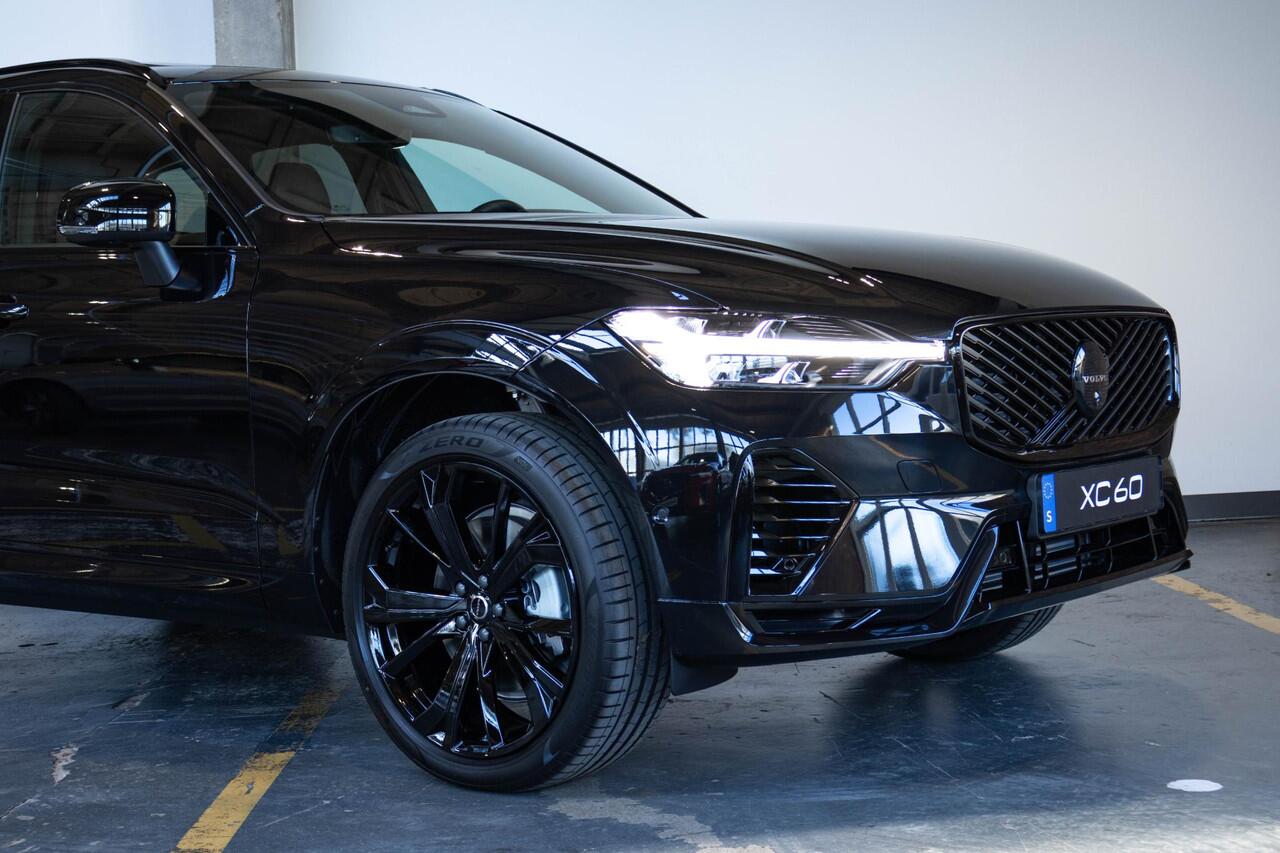 Volvo XC60 T6 Plug-in hybrid AWD Plus Black Edition | Luchtvering | Head-Up Display | 360º Camera | Schuif/Kantel-Panoramadak | Google Infotainment | 21" Lichtmetalen Wielen |