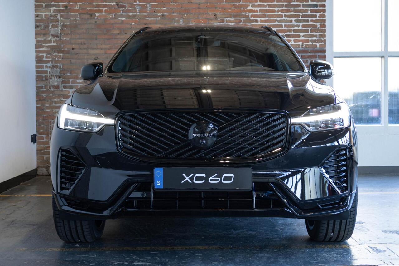 Volvo XC60 T6 Plug-in hybrid AWD Plus Black Edition | Luchtvering | Head-Up Display | 360º Camera | Schuif/Kantel-Panoramadak | Google Infotainment | 21" Lichtmetalen Wielen |