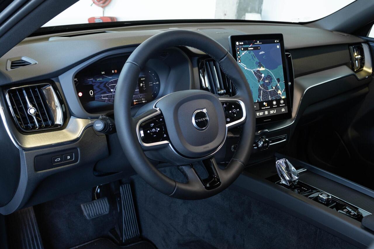 Volvo XC60 T6 Plug-in hybrid AWD Plus Black Edition | Luchtvering | Head-Up Display | 360º Camera | Schuif/Kantel-Panoramadak | Google Infotainment | 21" Lichtmetalen Wielen |