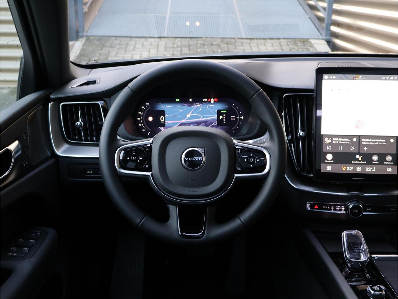 Volvo XC60 T6 Plug-in hybrid AWD Ultra Black Edition | Uit voorraad leverbaar | Harman Kardon | Panoramadak